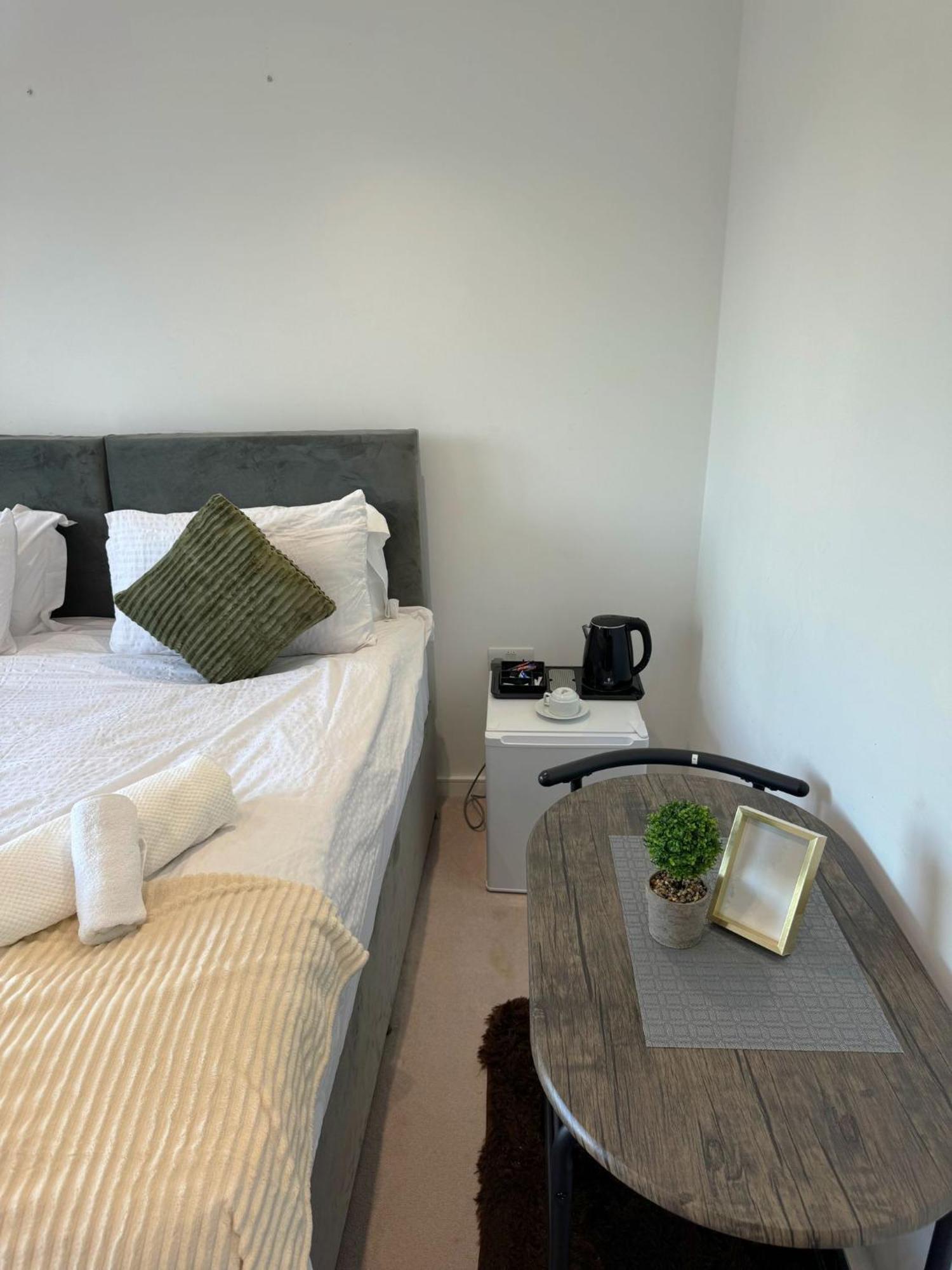 Kayz Lodge- Luxury Ensuite-Private & Shared Accommodation In A New House At The Olympic Village Overlooking Stratford Westfield And Tube Station Londra Esterno foto