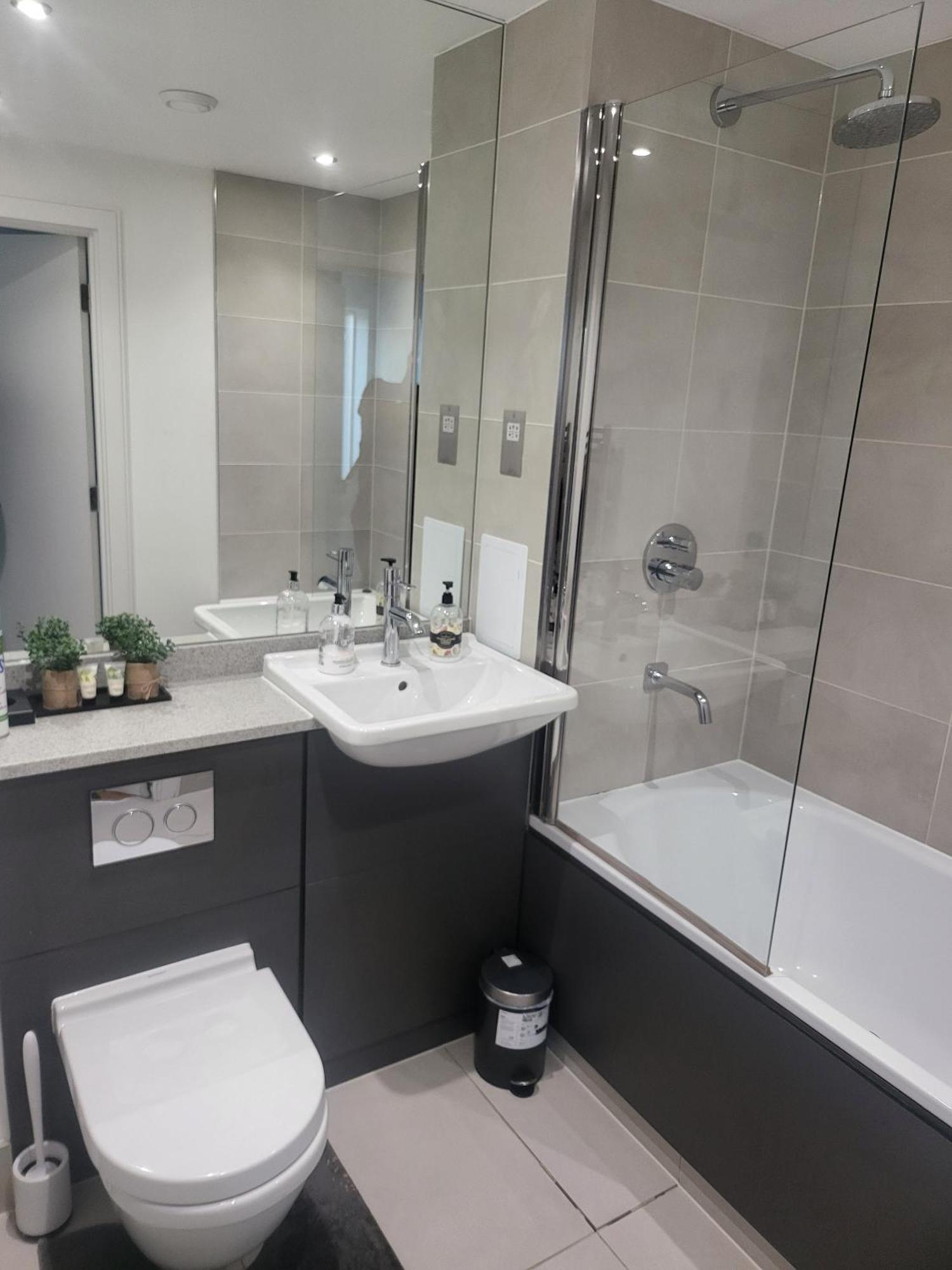 Kayz Lodge- Luxury Ensuite-Private & Shared Accommodation In A New House At The Olympic Village Overlooking Stratford Westfield And Tube Station Londra Camera foto