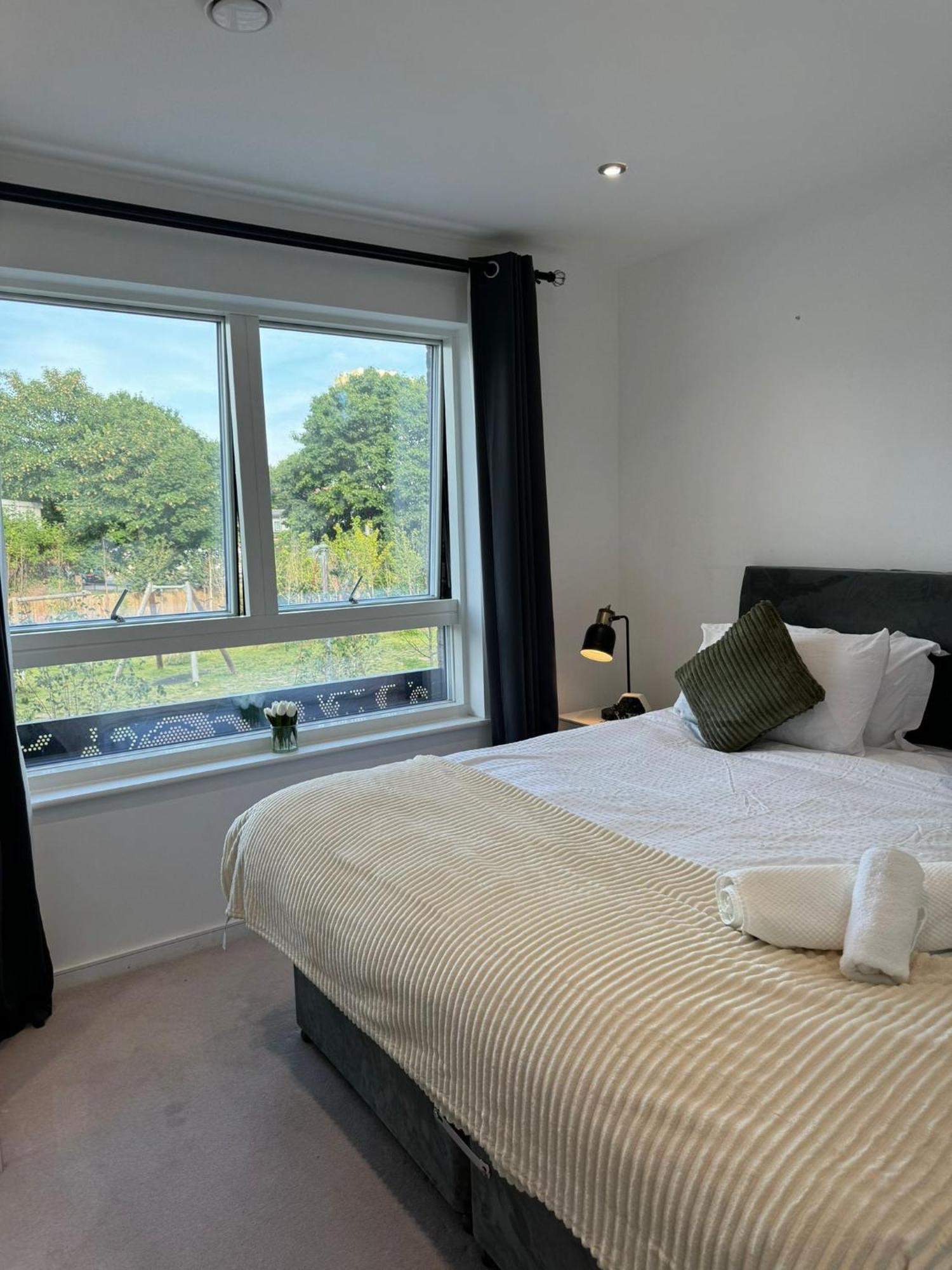 Kayz Lodge- Luxury Ensuite-Private & Shared Accommodation In A New House At The Olympic Village Overlooking Stratford Westfield And Tube Station Londra Esterno foto